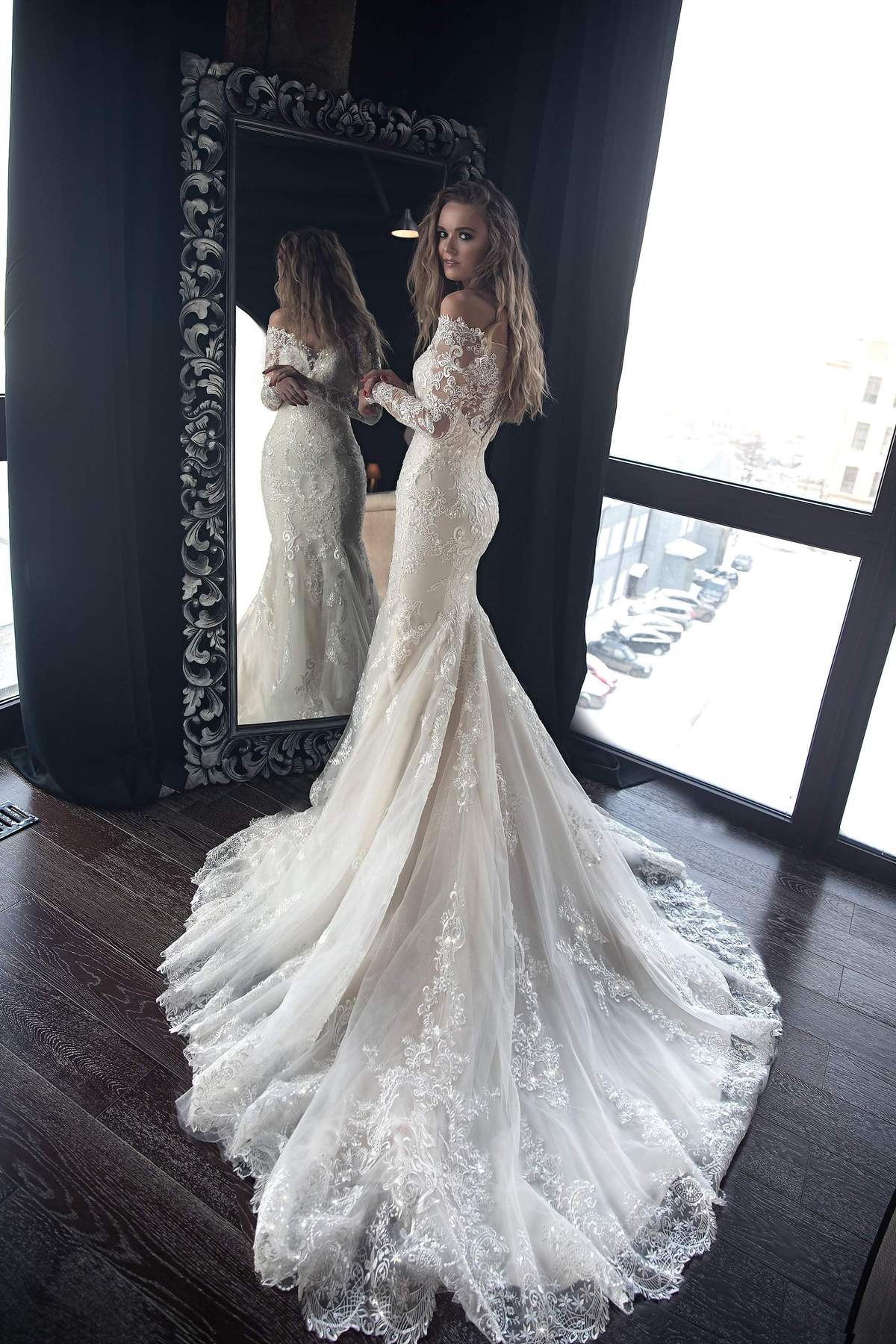 A Mermaid-Style Wedding Dress ...